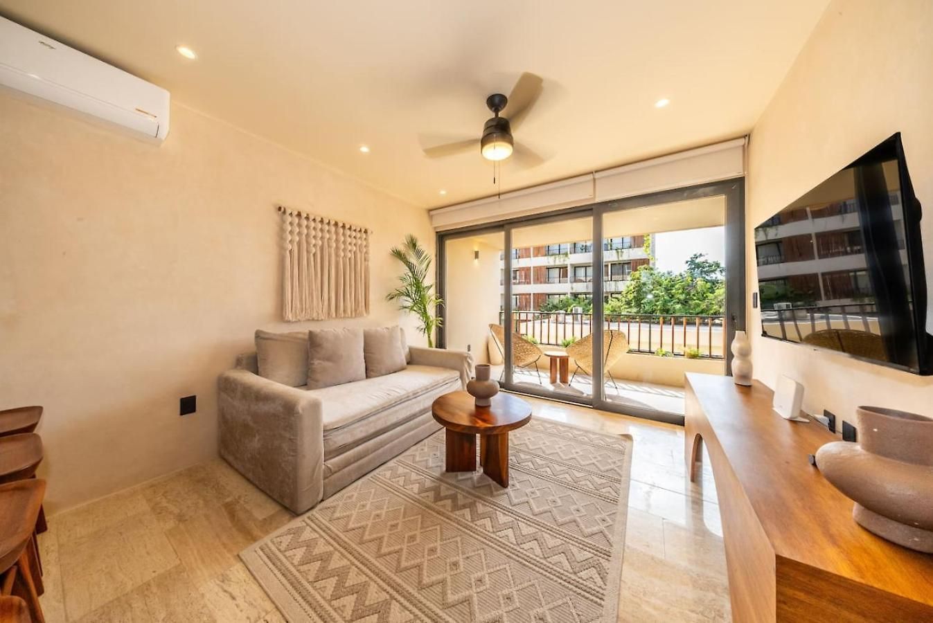 Modern 1br W Private Jacuzzi Pool Balcony Apartment