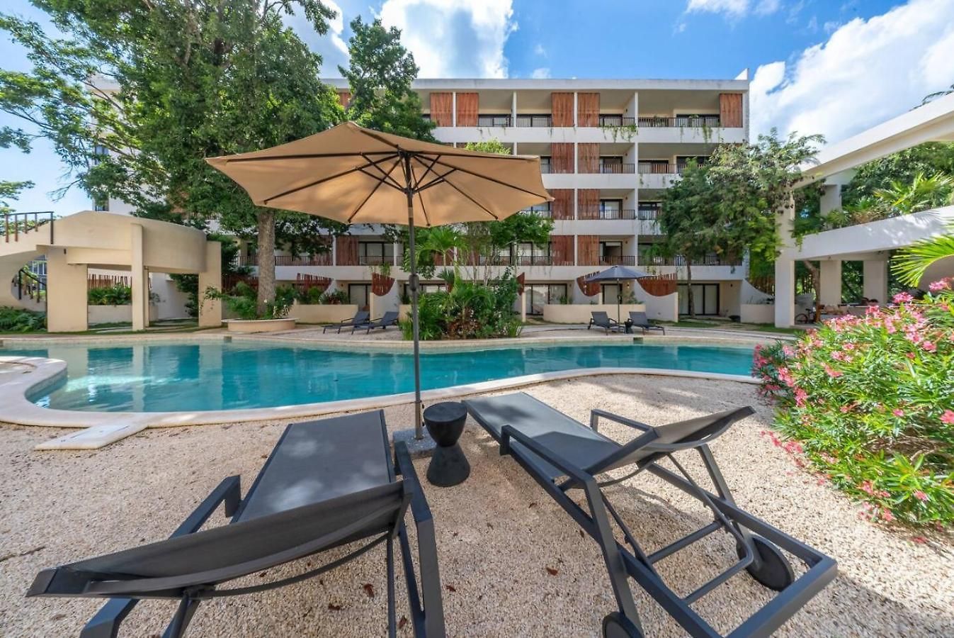 Apartment Modern 1br W Private Jacuzzi Pool Balcony