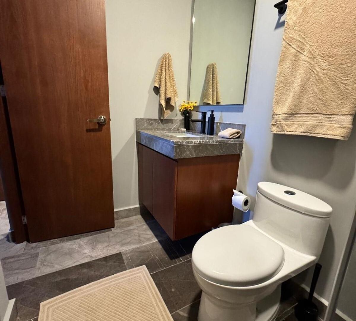 2 Bed Penthouse Private Rooftop Apartment *