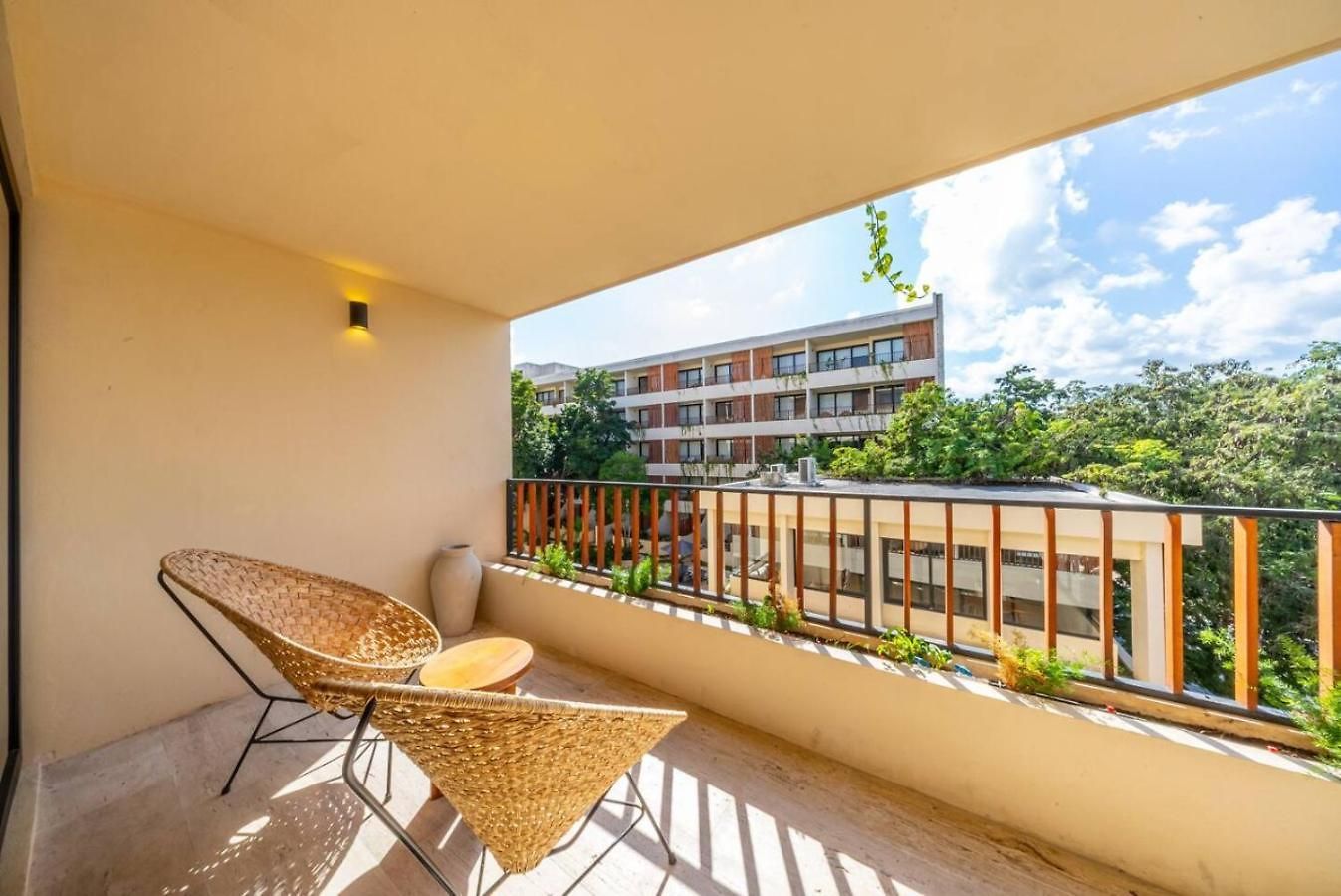 Modern 1br W Private Jacuzzi Pool Balcony