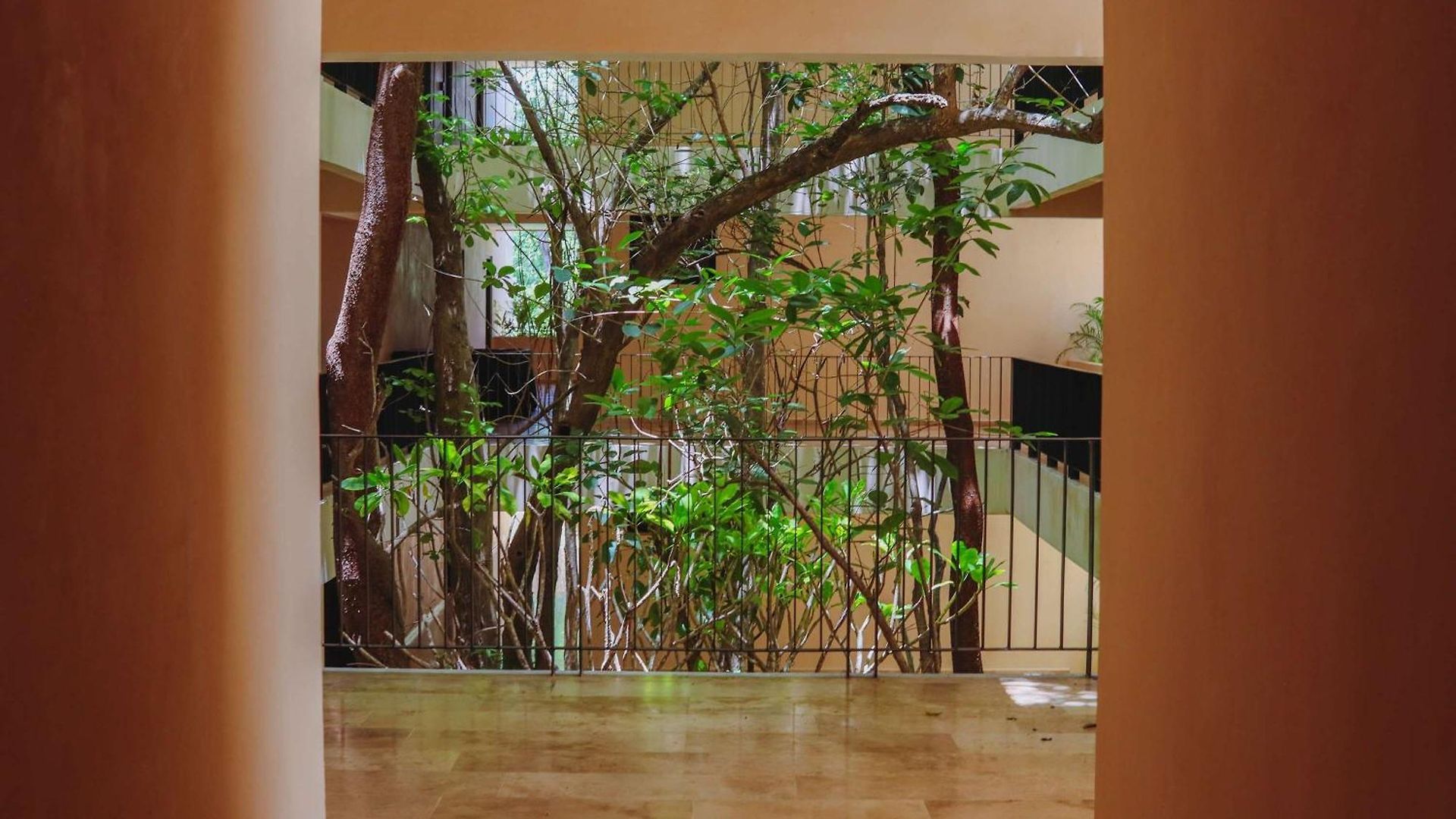 Chic Jungle 2br - Balcony Priv Pool Steam & Gym Apartment *