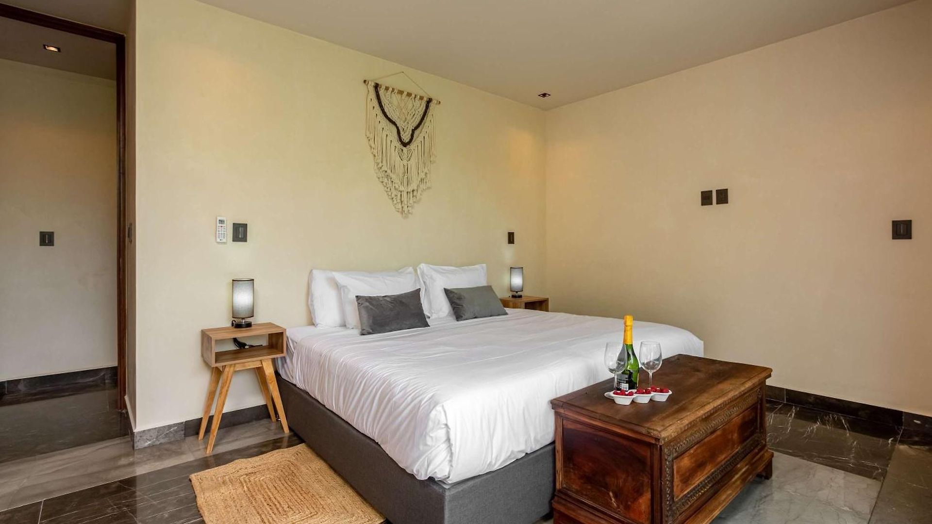 Modern 1br Jungle View Retreat In Humana With Rooftop Pool Apartment *