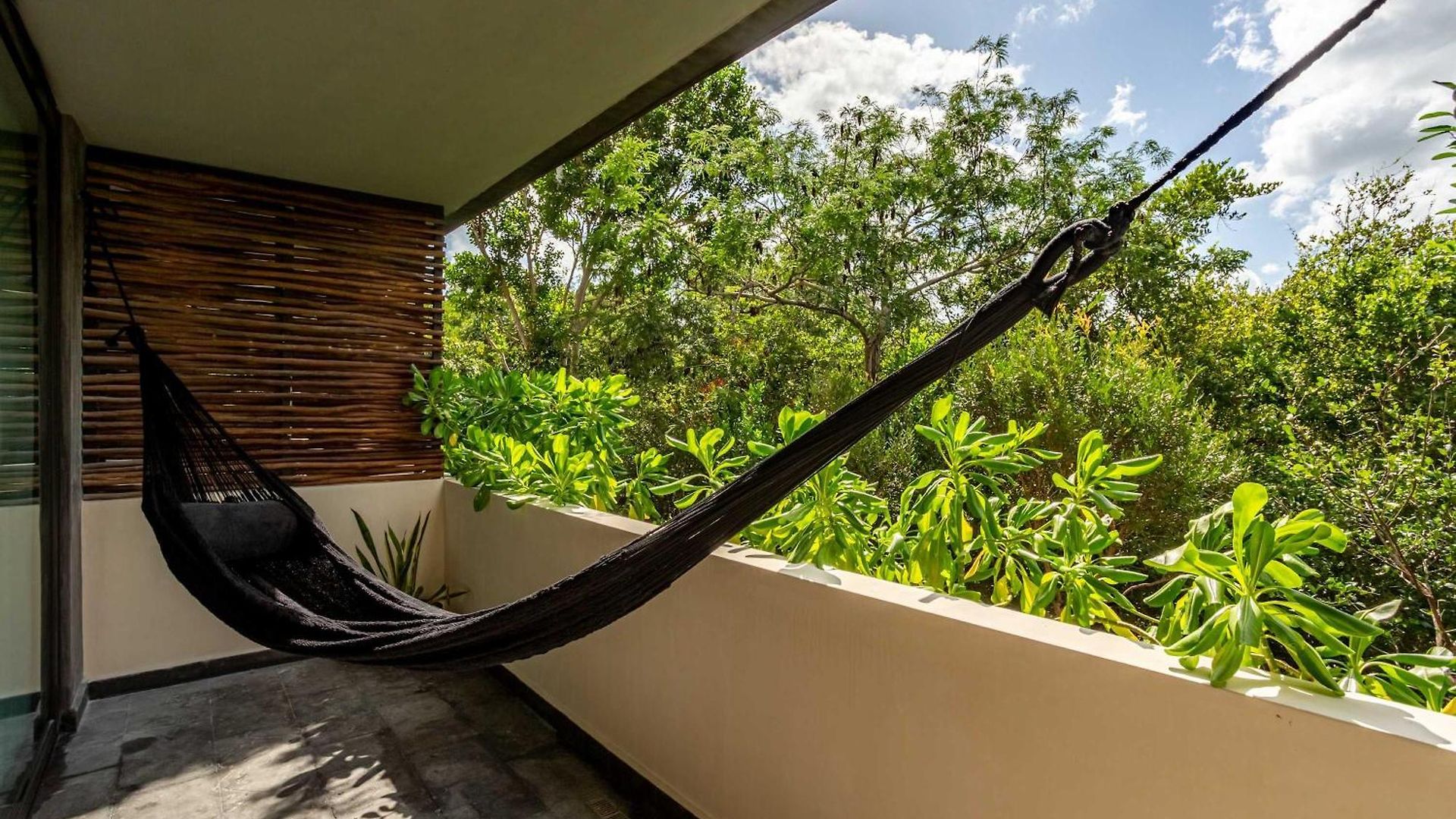 Modern 1br Jungle View Retreat In Humana With Rooftop Pool Apartment *