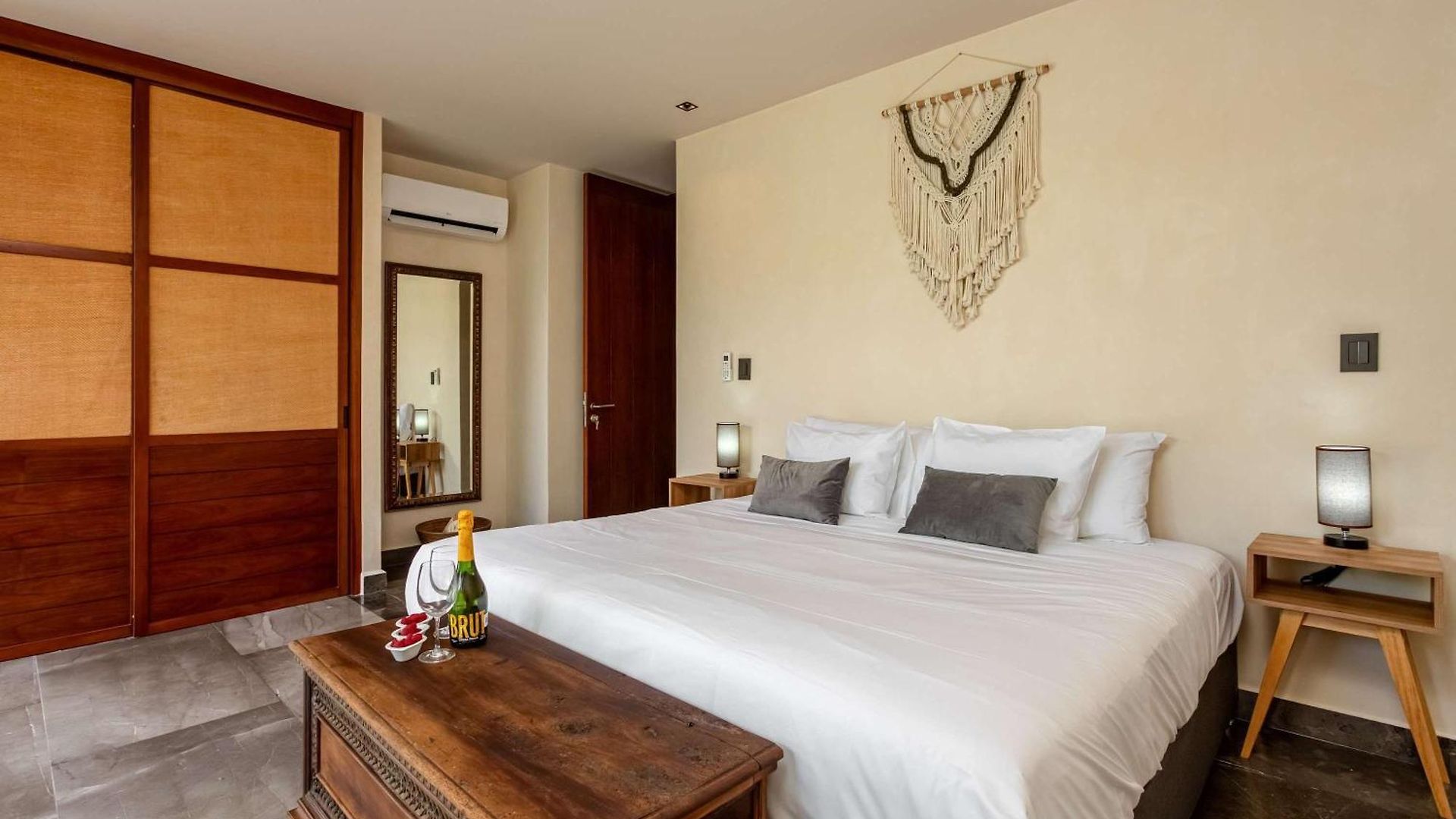 Modern 1br Jungle View Retreat In Humana With Rooftop Pool *