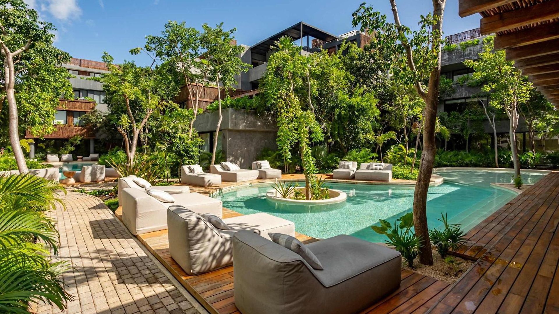 Modern 1br Jungle View Retreat In Humana With Rooftop Pool