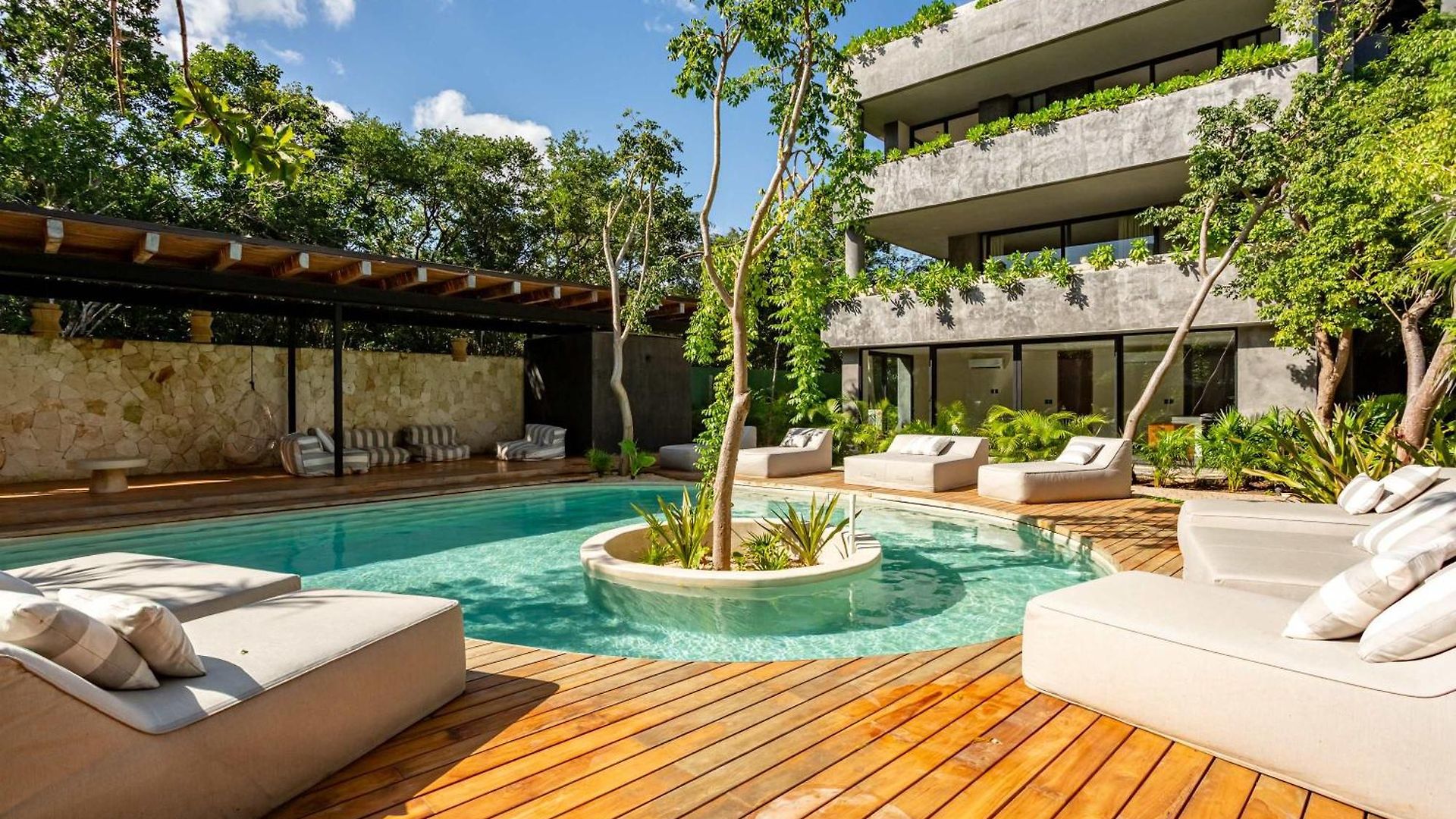 Modern 1br Jungle View Retreat In Humana With Rooftop Pool *