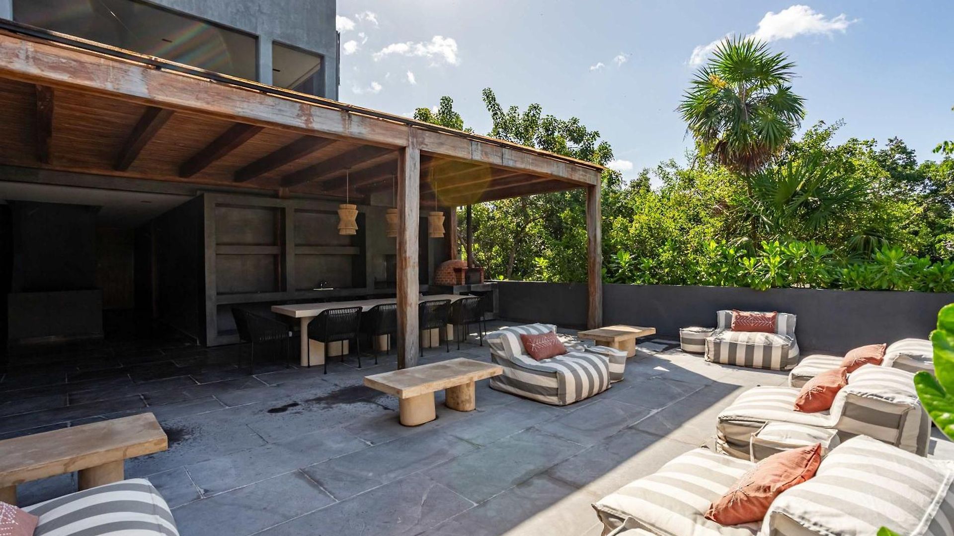 Modern 1br Jungle View Retreat In Humana With Rooftop Pool