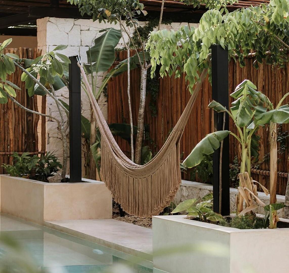 Itza Jungle Queen Swim Up With Club Access *