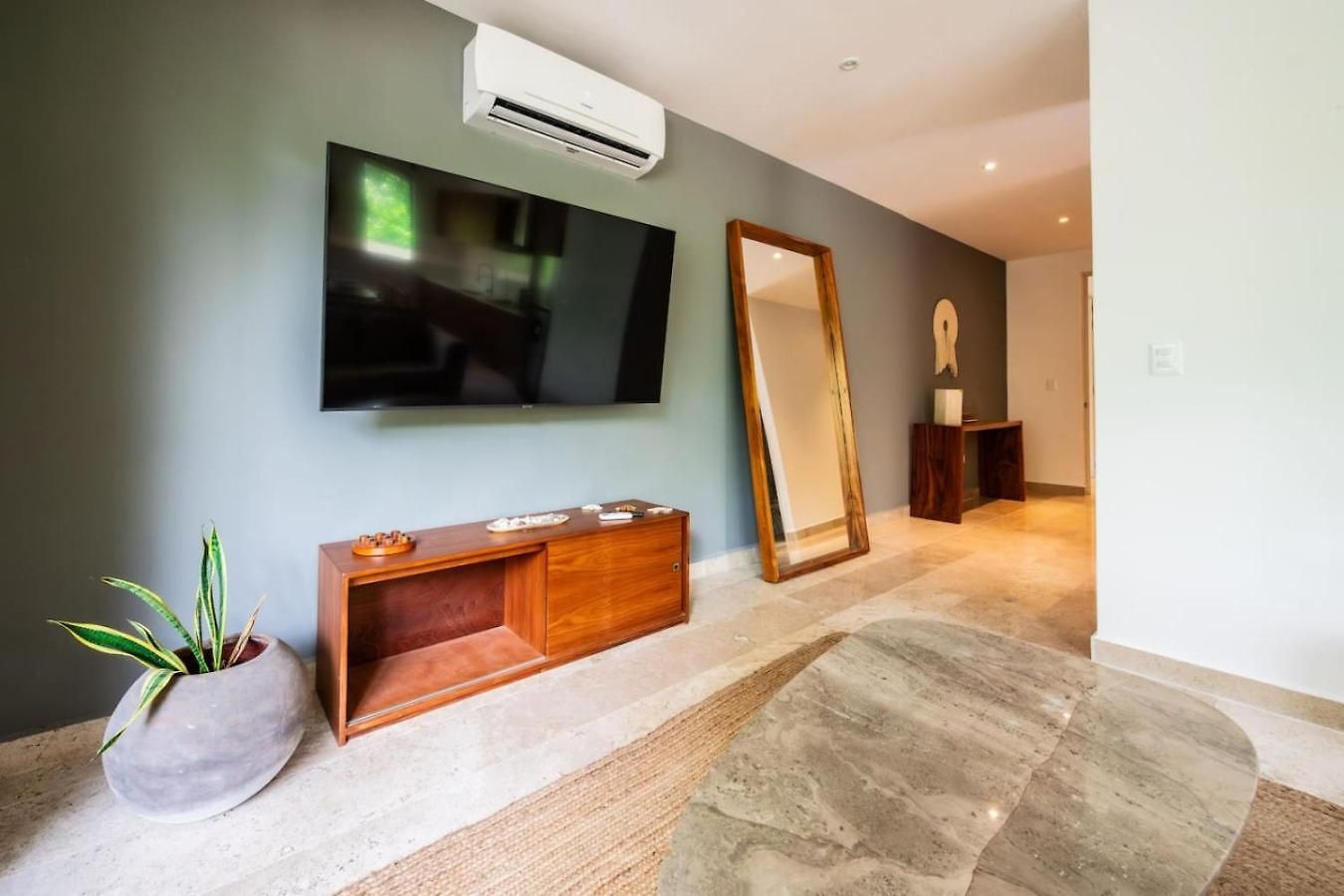2br Retreat Rooftop Pool Gym Movie Theatre
