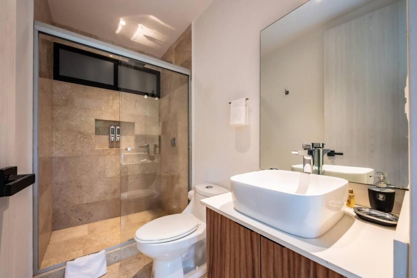 2br Retreat Rooftop Pool Gym Movie Theatre Apartment
