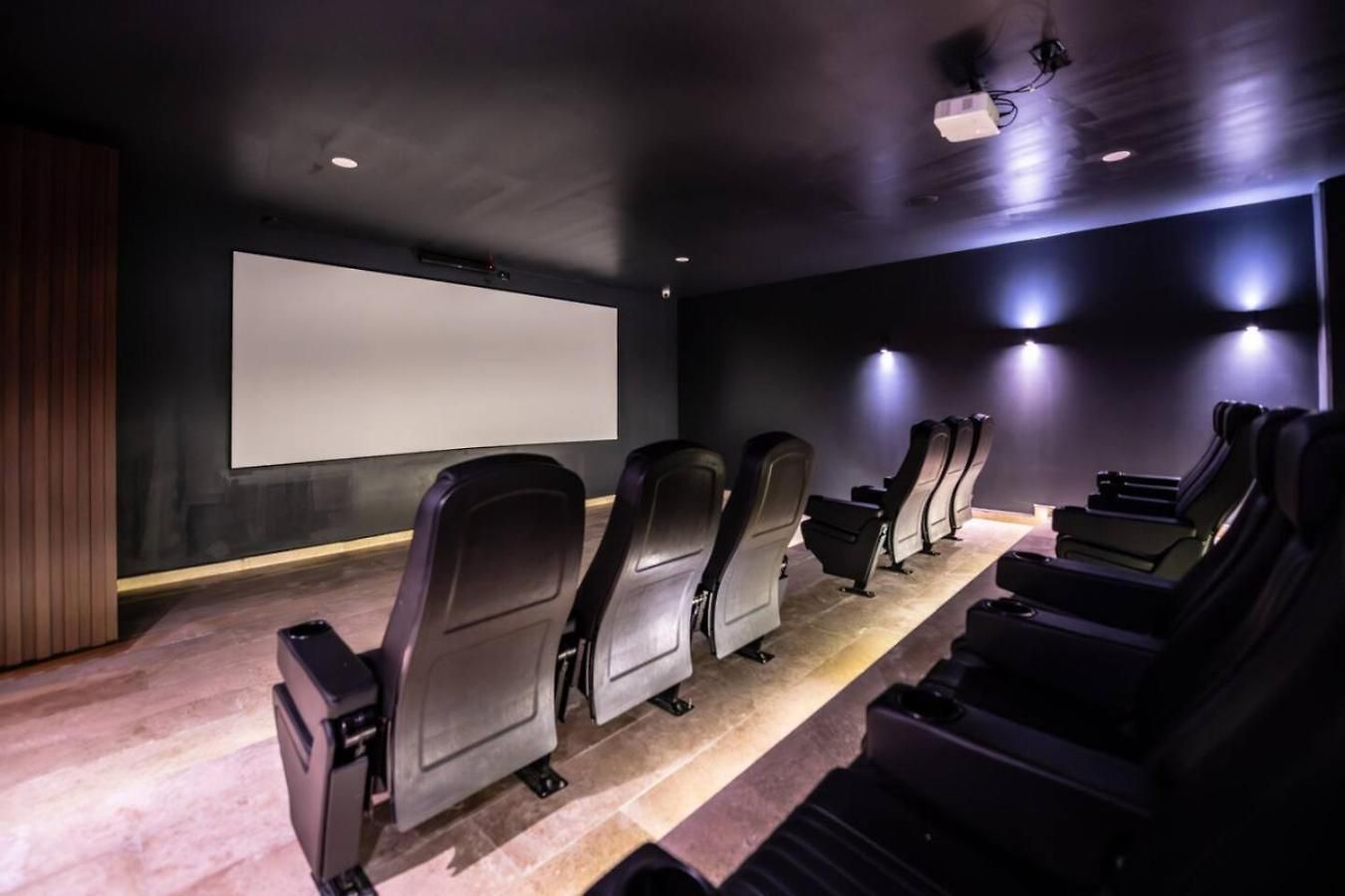 2br Retreat Rooftop Pool Gym Movie Theatre