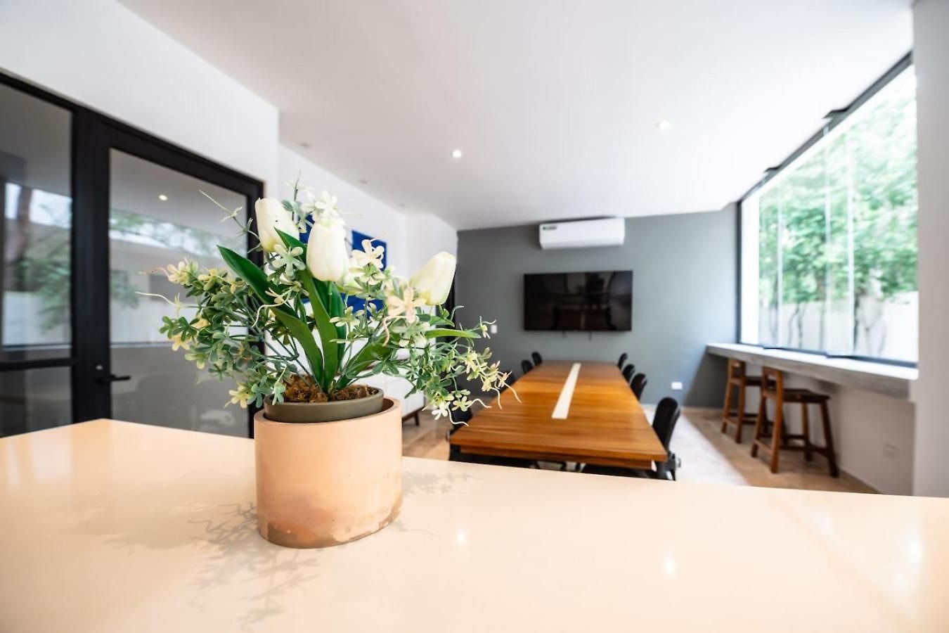 Apartment 2br Retreat Rooftop Pool Gym Movie Theatre *