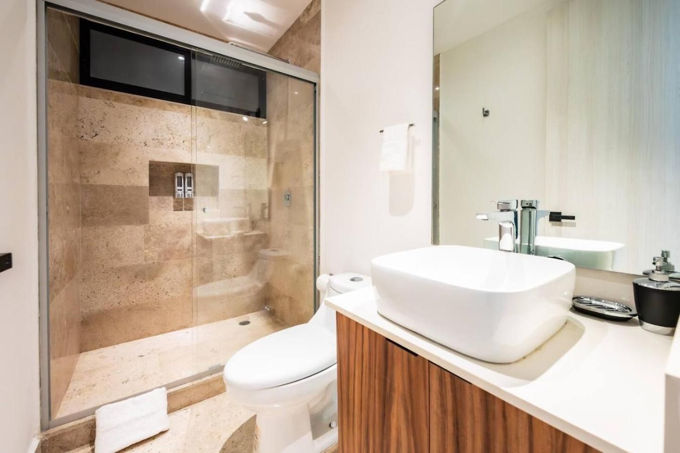 2br Retreat Rooftop Pool Gym Movie Theatre Apartment