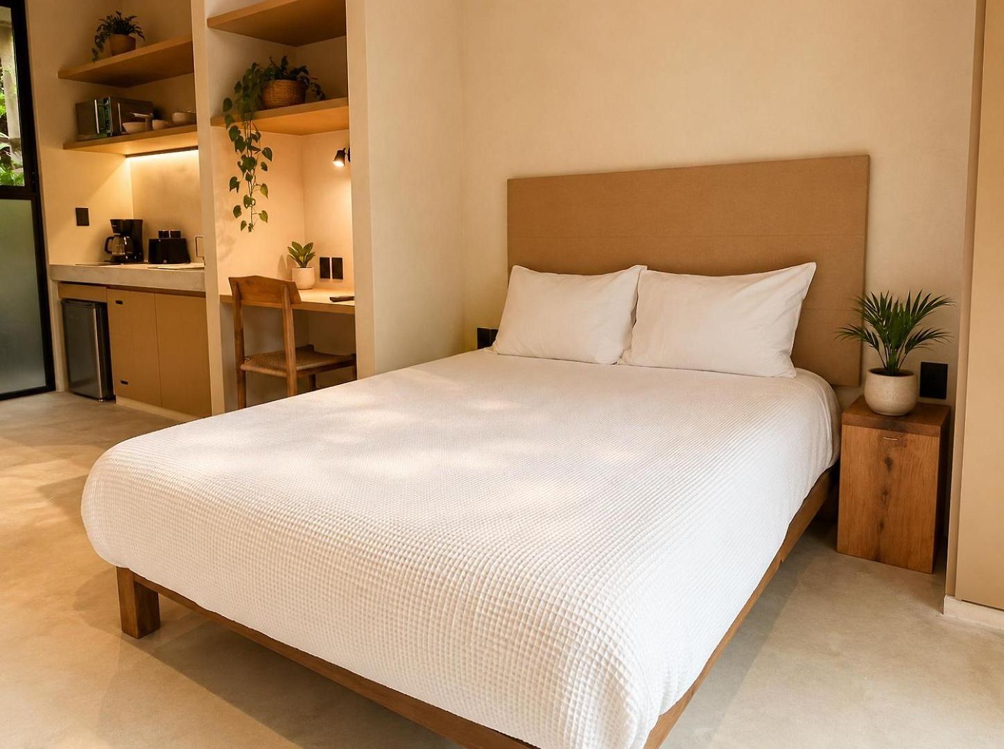 Romantic Jungle Studio, Rooftop Pool & Lounge Apartment