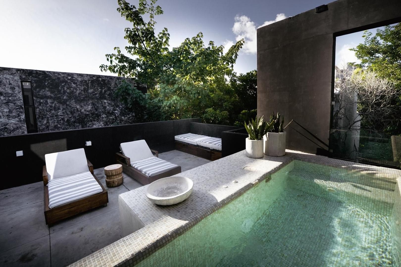 The Four Luxury Villas, 8 Pools, 15 Brs, 38 Pax Villa *