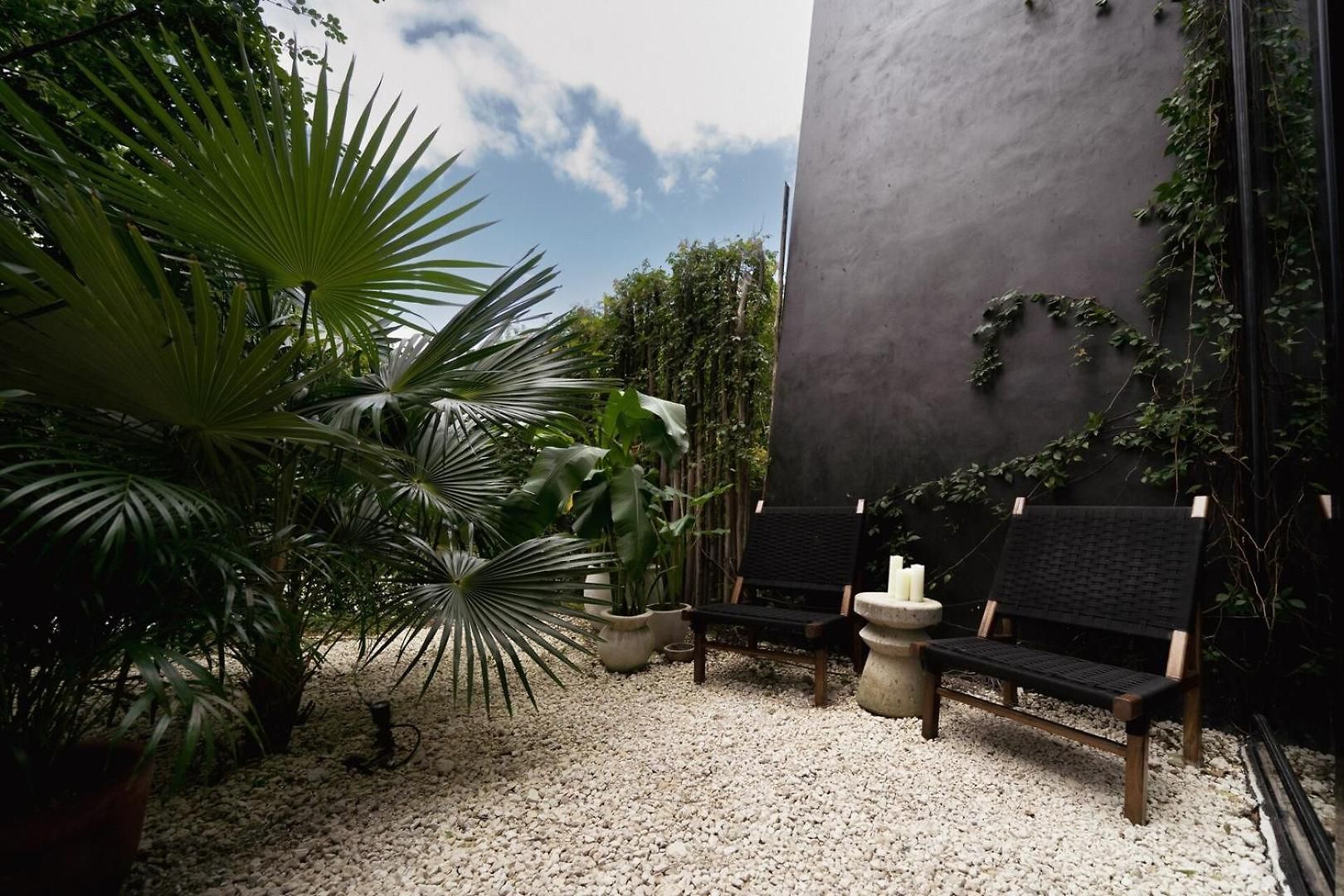 The Four Luxury Villas, 8 Pools, 15 Brs, 38 Pax *