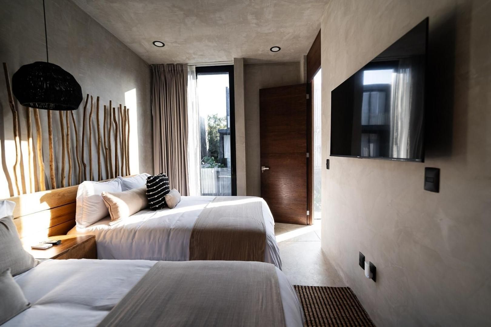 The Four Luxury Villas, 8 Pools, 15 Brs, 38 Pax *