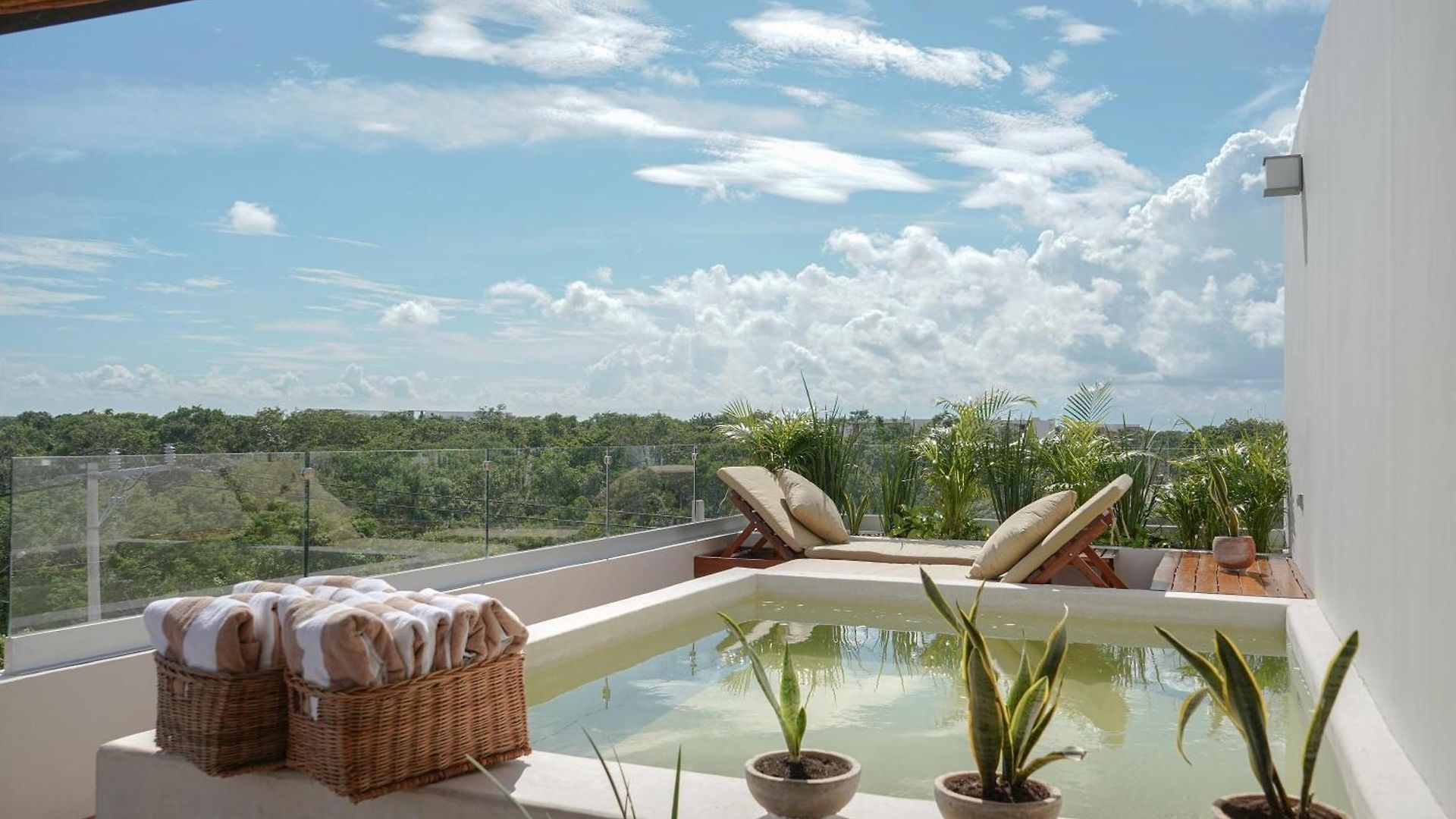 Aruna Apartment *