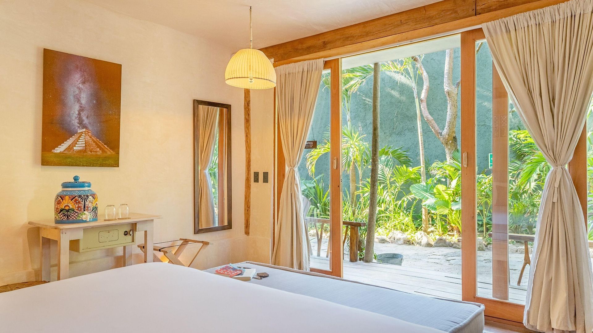 Casa Ganesh Beachfront Hotel