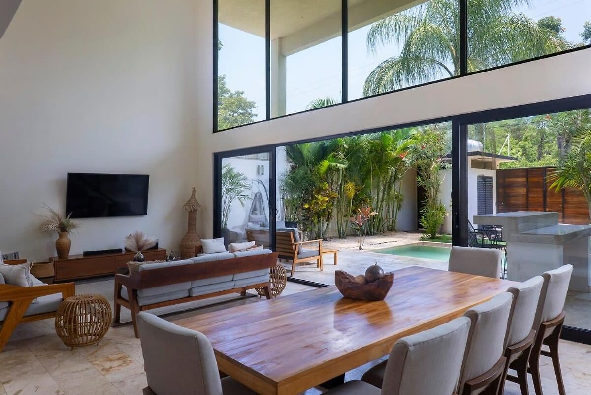 Spectacular 4br Style With Concierge And Secluded Pool