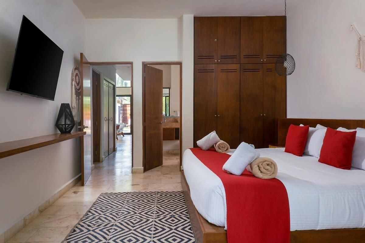 Spectacular 4br Style With Concierge And Secluded Pool *