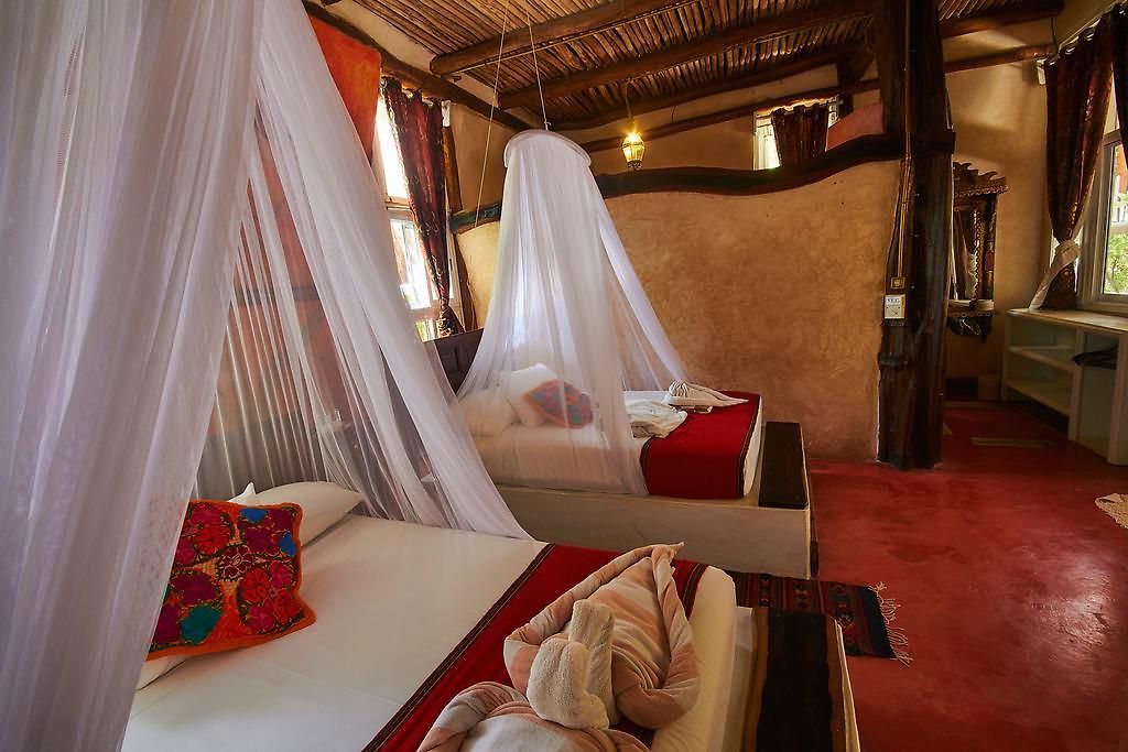 Lamar Front And Pool Hotel 3*