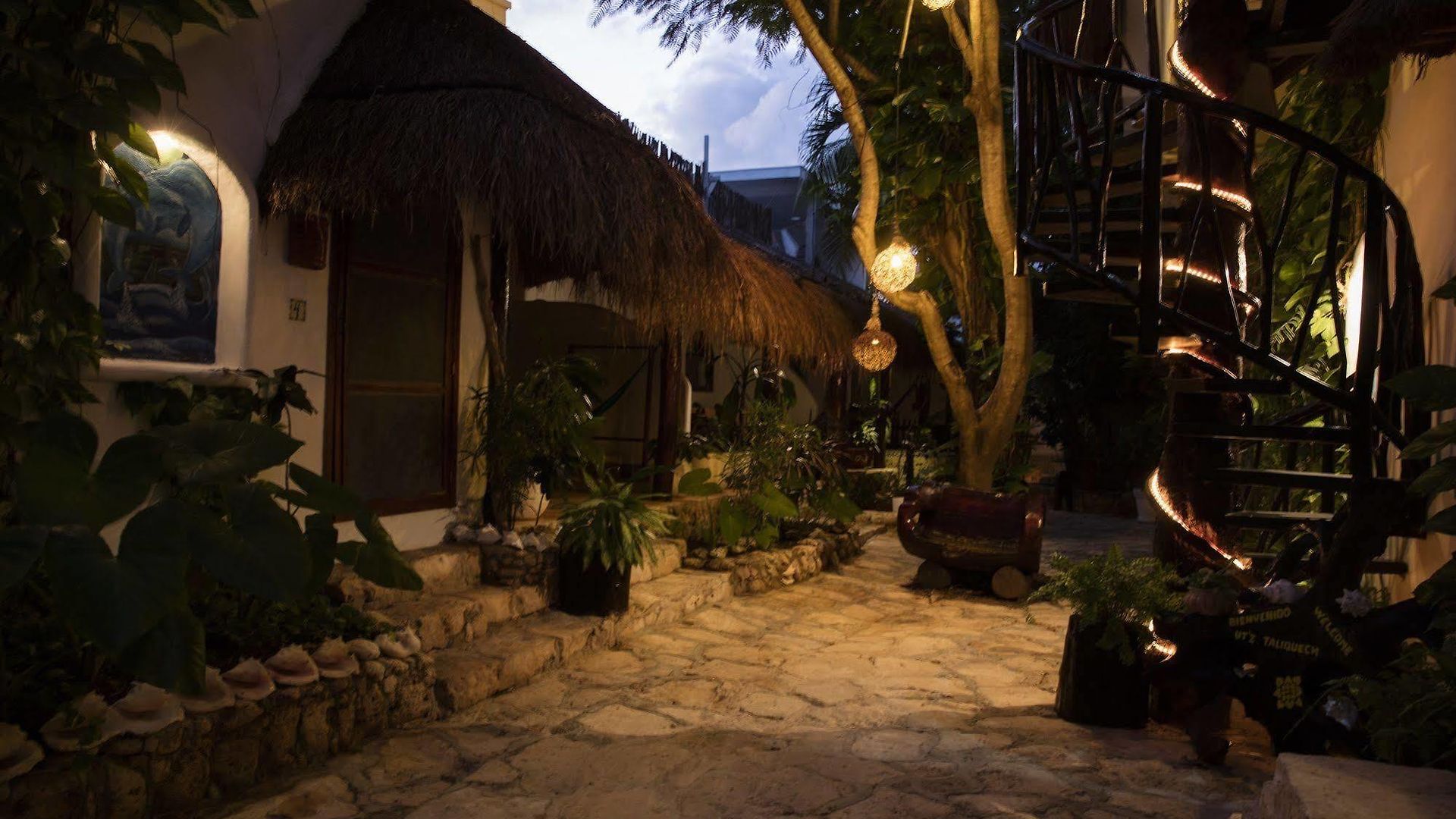 Yum Kin Hotel 4*