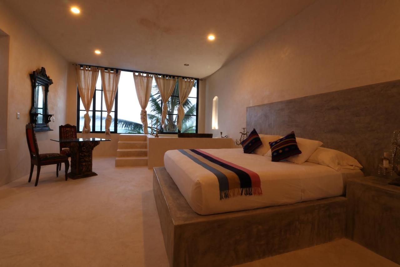 Lamar Front And Pool 3*