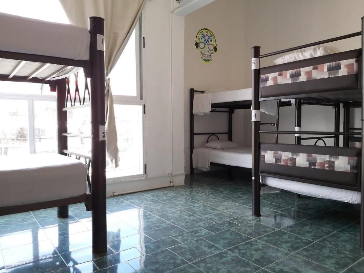 Hostal Emotion Avenida & *