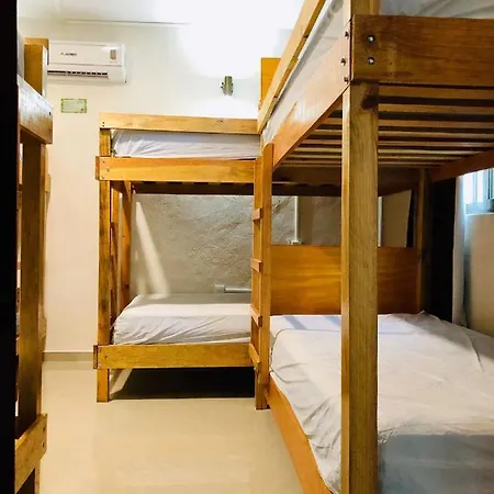 Banana Hotel 2*