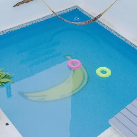 Banana Hotel 2*
