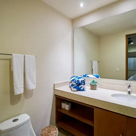 Apartment Luxury Poolside Gem With Pool, Jacuzzi & Gym *