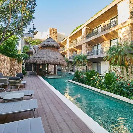 Luxury Poolside Gem With Pool, Jacuzzi & Gym Apartment *