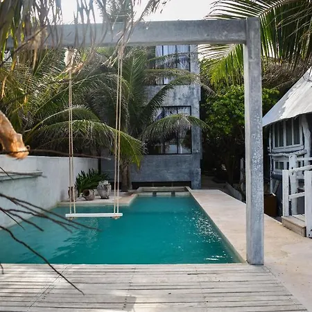 Lamar Front And Pool 3*