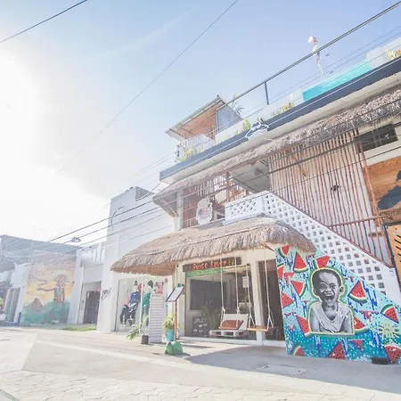 Straw & Rooftop Bar Hostel Tulum