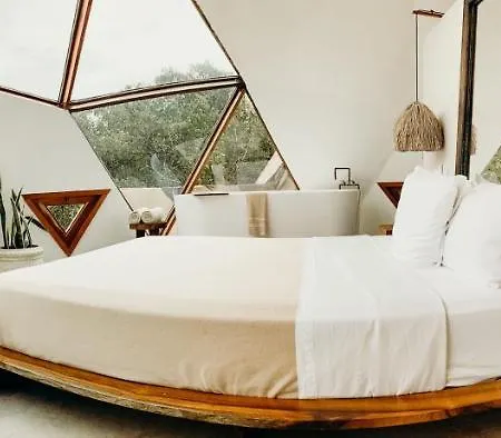 Mamasan Treehouses & 4*