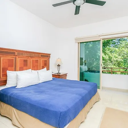 Perfectly Situated Between The Beach & Town By Stella Apartment