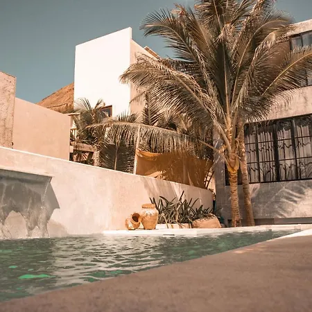Lamar Front And Pool Hotel 3*