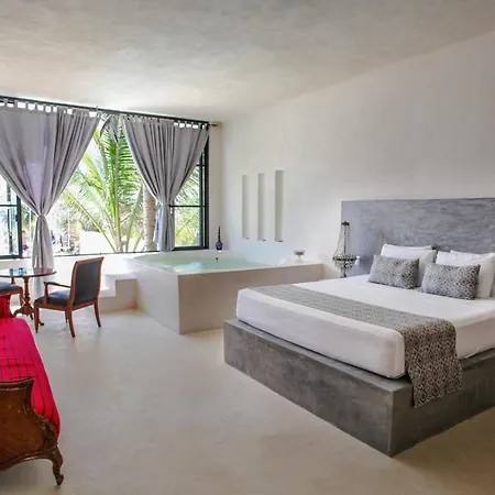 Lamar Front And Pool Tulum
