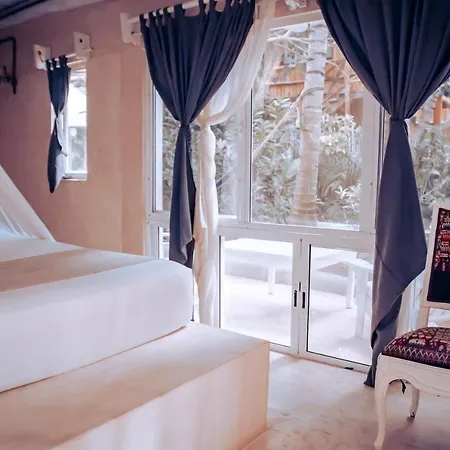 Lamar Front And Pool Hotel 3*
