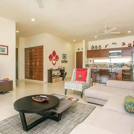 Perfectly Situated Between The Beach & Town By Stella Apartment