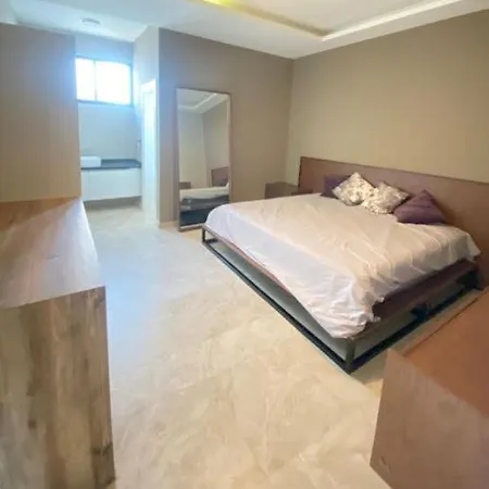 Private Bedroom With Pool And Close To Downtown And Beach Guest house