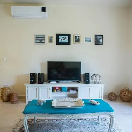 Spacious Penthouse With Private Rooftop In Gated Community *