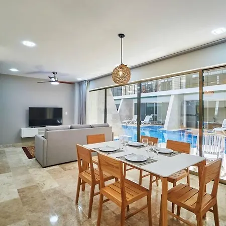 Sherlock - Swim Up & Gym & Club Access Apartment