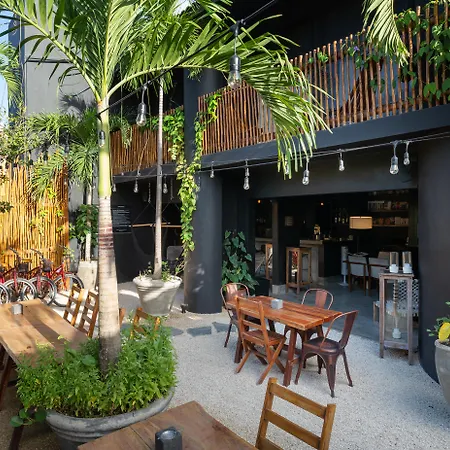 Aroma & Club Hotel