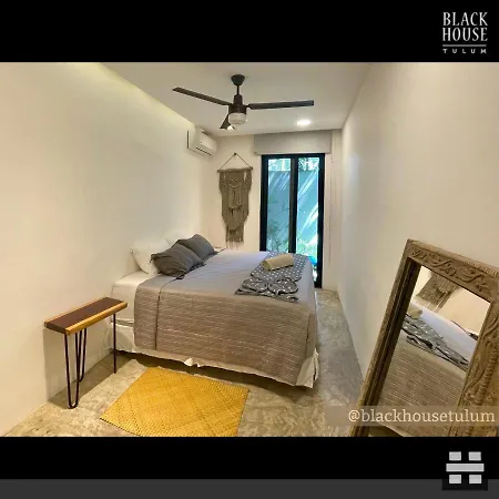 Black House Apartahotel *