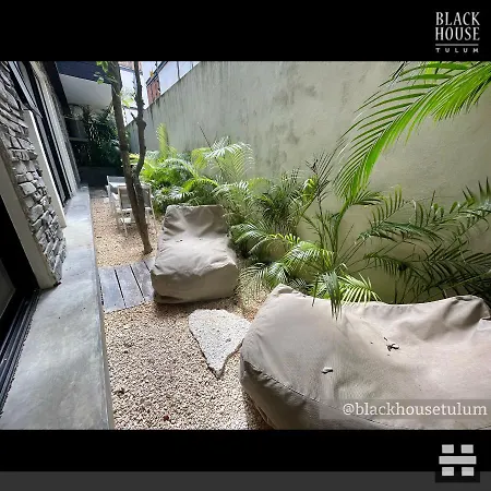 Aparthotel Black House *