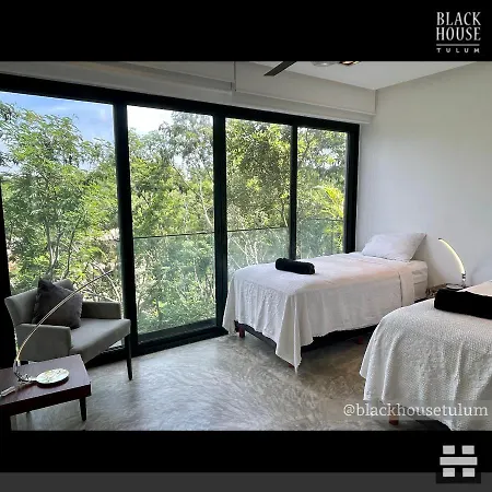 Black House Apartahotel *