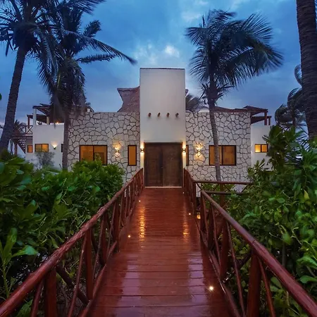 Villa Beachfront Playaaekun