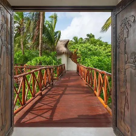 Beachfront Playaaekun Villa